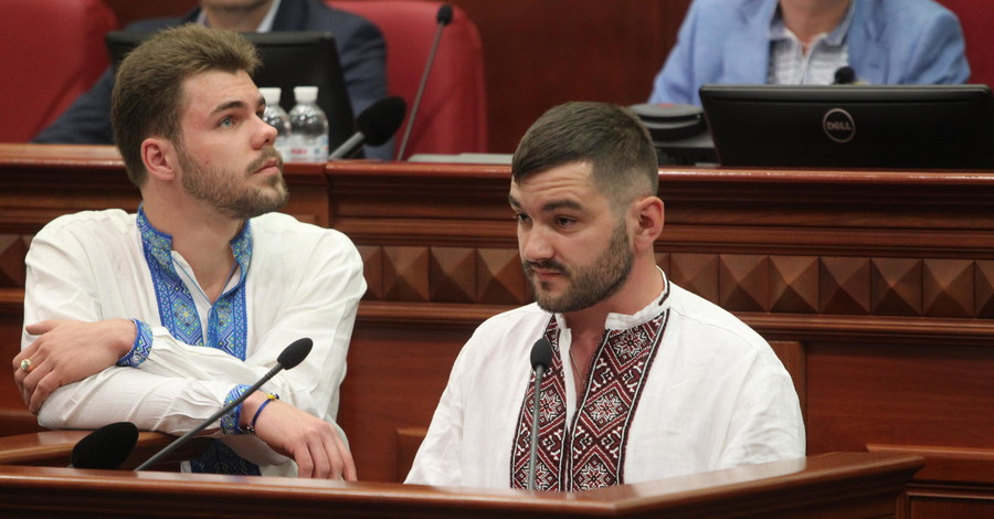 Киевсовет в вышиванках: Кличко в серой, Береза – в голубой 