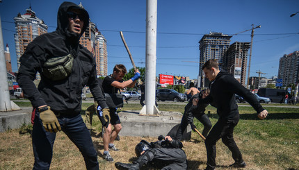 Гей-парад в Киеве перерос в массовую драку между радикально настроенными противниками марша и милицией.