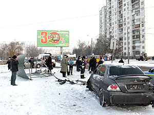 Иномарка снесла остановку с людьми