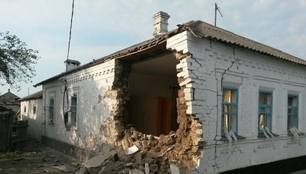 Последствия обстрела в поселке Сартана Донецкой области