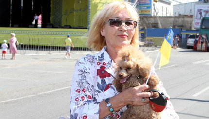 День Независимости в Днепропетровске: большой флаг Украины, маскировочная сетка и патриотические ретроавтомобили