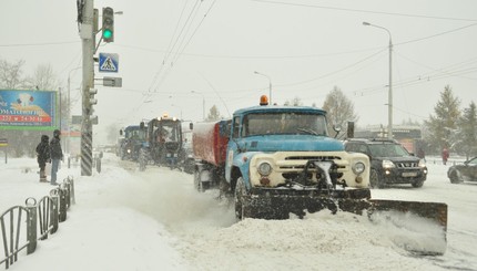 Омск засыпало снегом