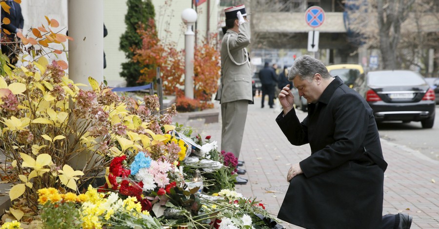 Президент Украины Петр Порошенко почтил память погибших