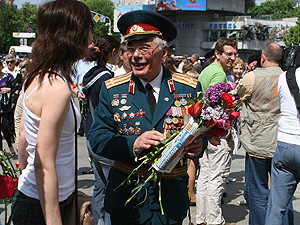 Праздник в столице: Техника времен войны, марши и цветы