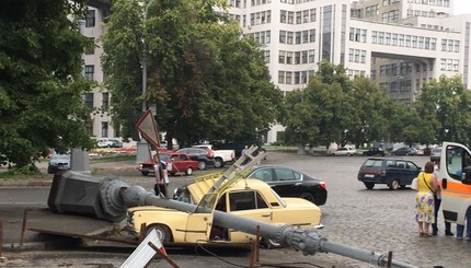 В Харькове поваленный ветром фонарь расплющил ВАЗ-