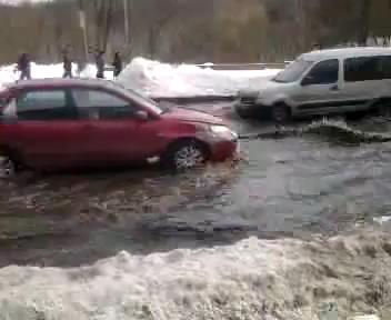 Голосеево уже подтапливает, транспорт с трудом проезжает по улице