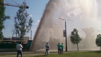 В Киеве из-под земли забила горячая вода