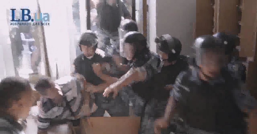 LB.ua: Беркут бьет народного депутата