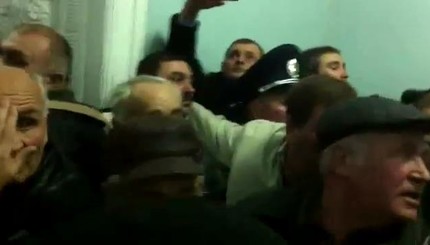 В Полтаве митингующие взяли штурмом горсовет