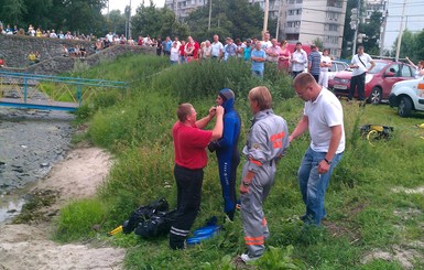 В столице женщина-водитель утопила машину в озере