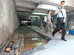 Когда приведут в порядок переход возле метро 