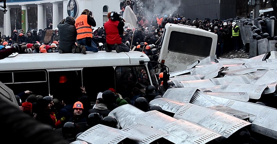 Стычка на Грушевского - дым, огонь и камни