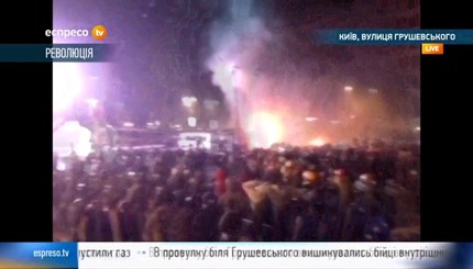 Митингующие подожгли еще одну машину