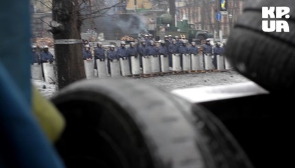 Руслана играет митингующим и милиционерам Бетховена