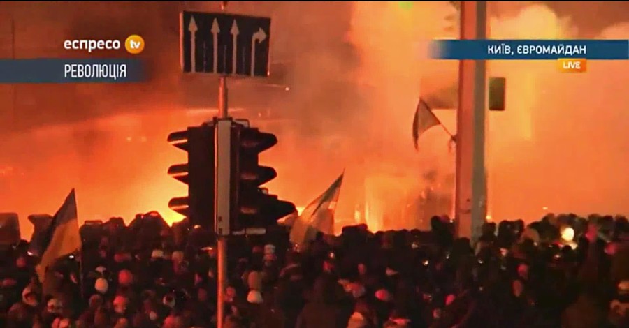 На Майдане применили водометы