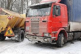 Фура протаранила жилой дом