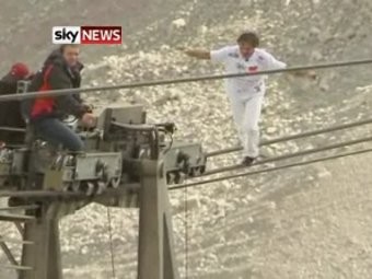 Эквилибрист поднялся по канату на самый высокий пик Германии 