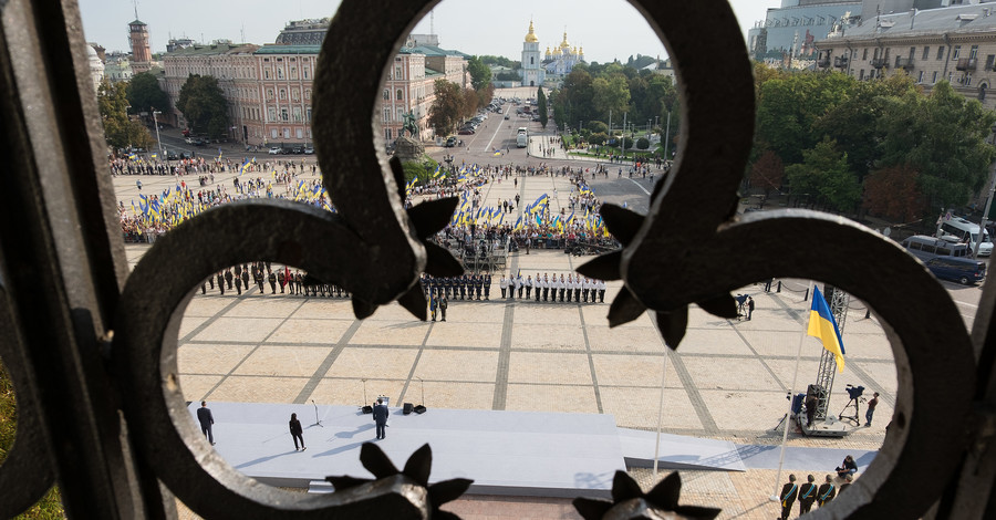 Флаг Украины подняли на Софиевской площади 