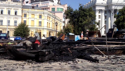 На Михайловской площади ночью подожгли палатки