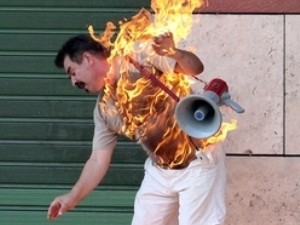 Мужчина сжег себя рядом с банком, в котором брал кредит