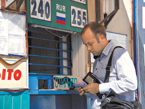 В обменниках Симферополя можно отовариться и без документов 