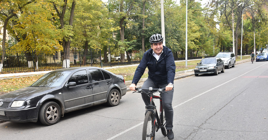 Саакашвили приехал голосовать на велосипеде