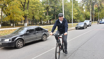 Саакашвили приехал голосовать на велосипеде