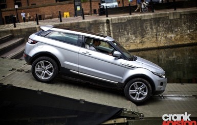 Первой за руль стильного Range Rover Evoque села внучка королевы Великобритании Елизаветы II