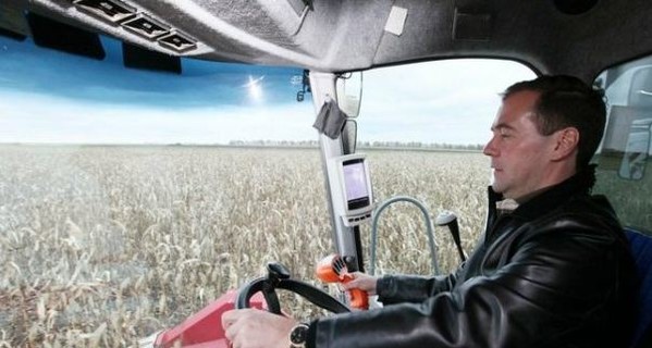 Как Медведев с Путиным на комбайнах покатались