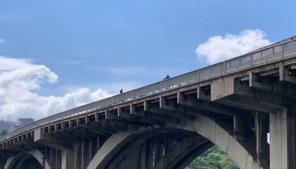 Неизвестный в медицинской маске угрожал взорвать мост Метро в Киеве