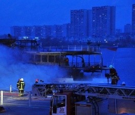 Найдено тело члена экипажа сгоревшего теплохода 