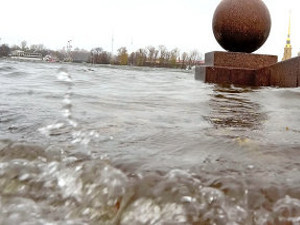 Нева смыла пляж у Петропавловки и подошла к станам крепости 