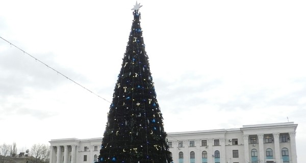 Сегодня зажжется главная елка полуострова