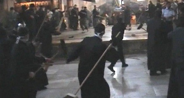 В Вифлееме священники устроили массовую драку на метлах