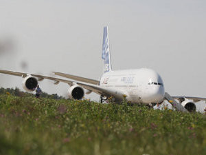 Инженеры затребовали посадить на землю все аэробусы А-380