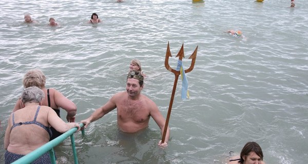 В Черном море поплескались полторы сотни 