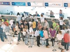 В каирском аэропорту голодные крысы нападают на людей