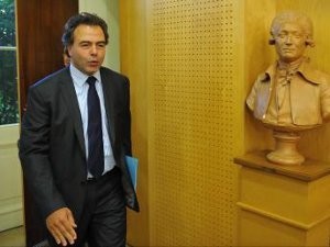 Супруга министра образования Франции покончила с собой