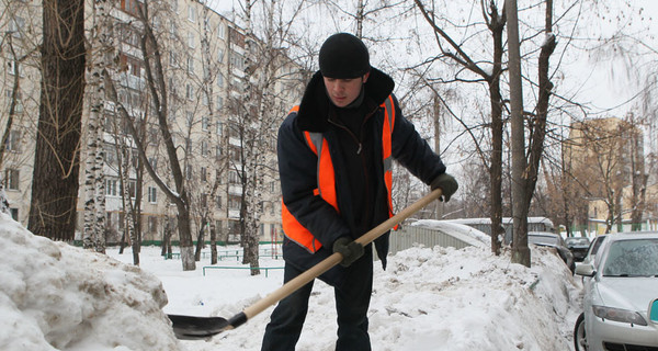 На тротуарах - горы снега, на дорогах – пробки