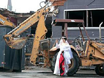 Девушка вышла замуж за складское помещение