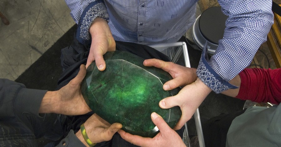 Самый большой в мире изумруд размером с арбуз больше не продается