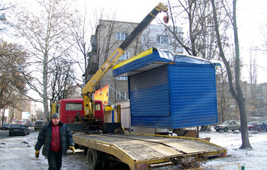 Ежедневно сносят по пять ларьков