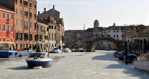 Из-за морозов замерзли все каналы в Венеции