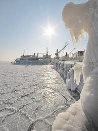 Баржа с 11 украинскими моряками попала в ледяной плен на Дунае