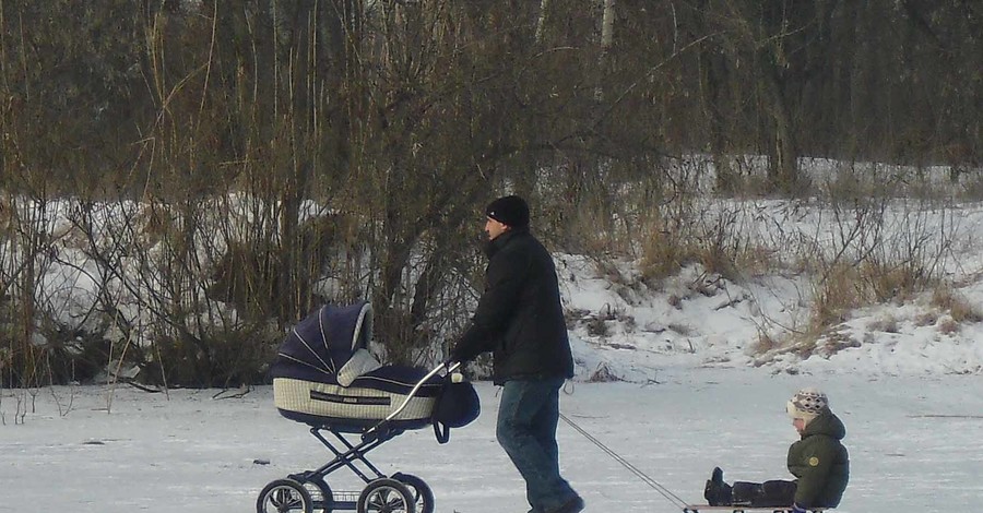 В городе новая мода - прогулки по замерзшему Днепру