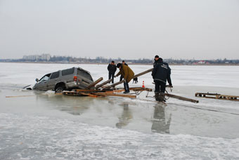 Неудачный гонщик провалился под лед вместе с авто