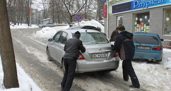 Во время гололеда предприимчивые студенты 