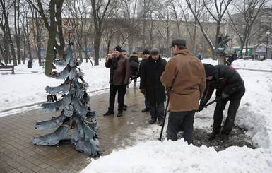 В Донецке поставили новогоднюю елку 