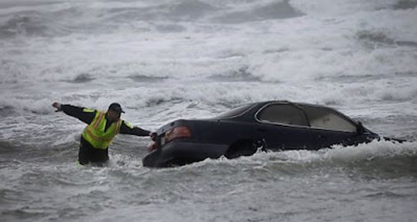 Владелица Lexus припарковалась прямо в Тихом океане