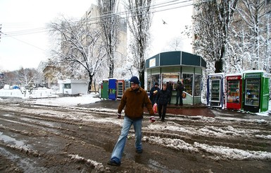 В Харьков весна пришла неожиданно: Квартиры заливает водой с крыш, в больницах лечат пострадавших от сосулек